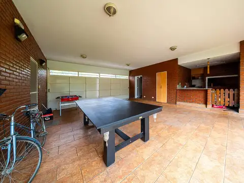 Casa 8 ambientes con 4 baños