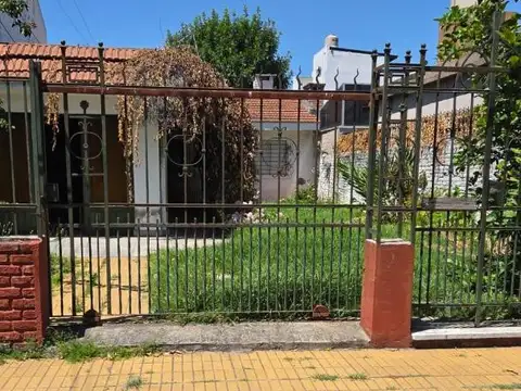 Venta Casa  4 Ambientes Banfield Este