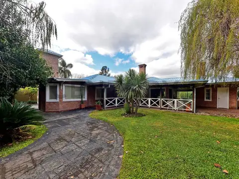 VENTA CASA QUINTA 5 AMBIENTES CON PILETA GALERIA PARRILLA COCHERA EN TRISTAN SUA