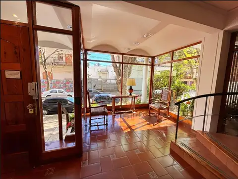 2 AMB. CON BALCÓN CORRIDO EN HERMOSO EDIFICIO!