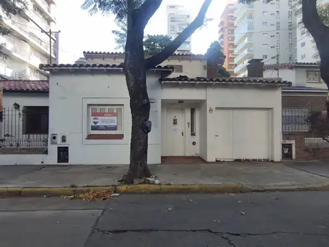 Casa 3 ambientes en venta en Quilmes con jardín