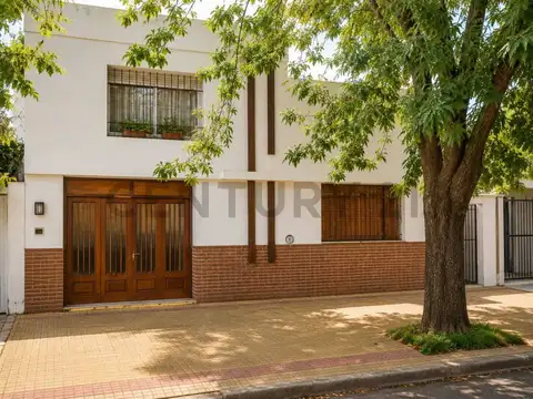 CASA EN VENTA LA PLATA 3 DORMITORIOS PATIO PARRILLA COCHERA