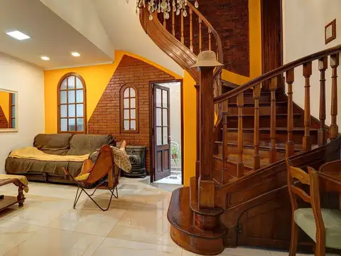 Venta Casa Flores de 6 ambientes  Quincho Terraza