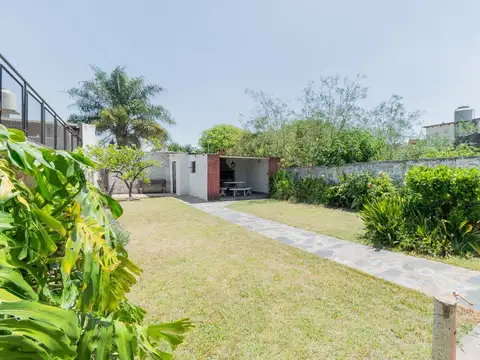 CASA 3 AMB + DEPTO 2 AMB CON GRAN JARDIN EN LANUS