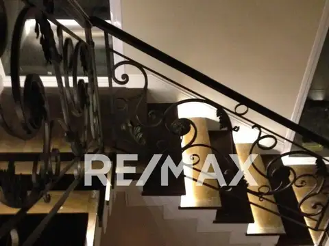 Casa 8 ambientes con 2 baños