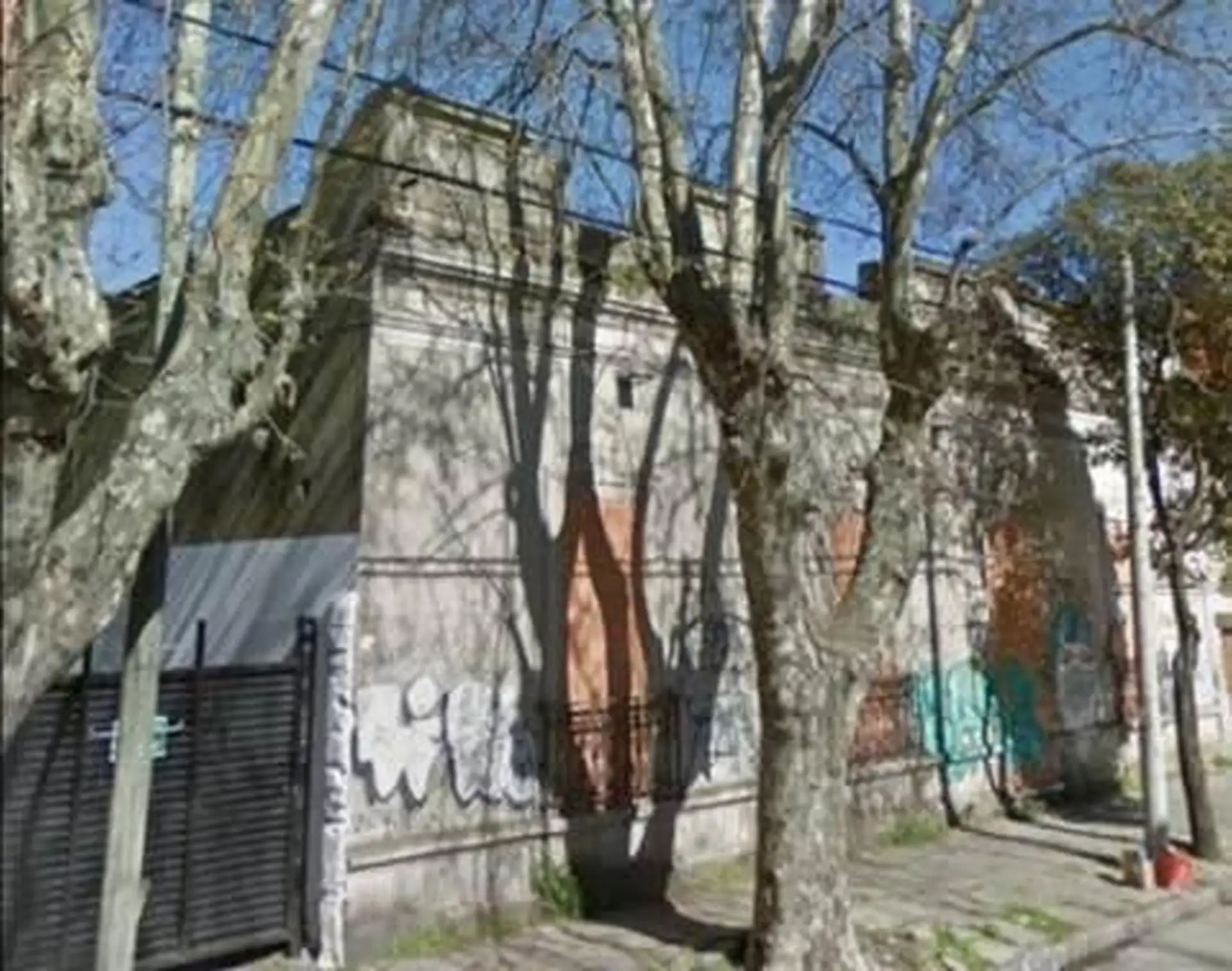 Lote irregular de 652m² apto construcción de edificio de oficinas