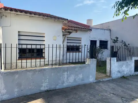 Casa de 2 dormitorios con patio en venta en La Plata sobre Calle 30 [Cod: 2852-111]