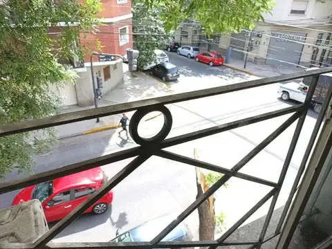 3 Ambientes Frente Luminosos Grandes Lavadero- Placard  2 x Escalera “A.Acond.Split” Muy bueno