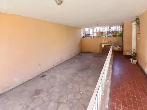 Casa 7 ambientes con 2 baños