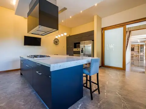 Casa en Venta con 3 cocheras