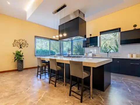 Casa 7 ambientes con 6 baños