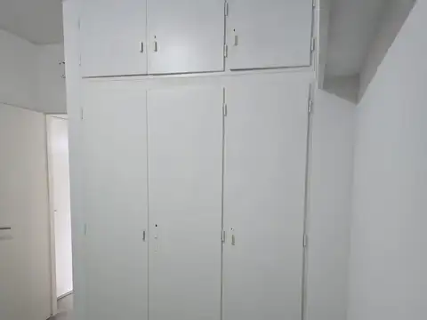 Delia 1200, Piso 1