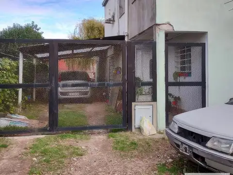 Casa en venta - 3 dormitorios 1 baño - cochera - 238mts2 - Lisandro Olmos Etcheverry, La Plata