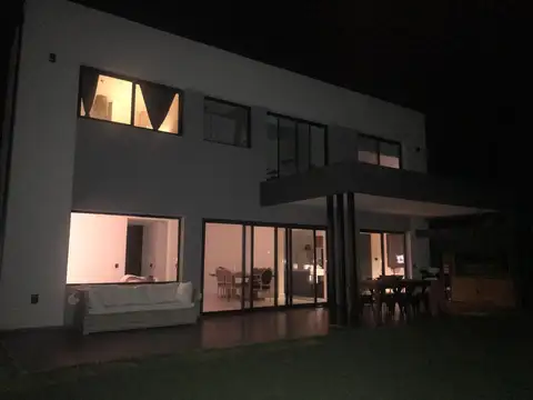 Casa 4 amb.c/pileta bajada a la laguna.