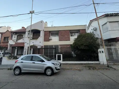 Casa 4 Ambientes con Garaje y espectacular fondo parquizado