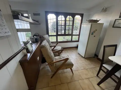 Casa 4 Ambientes con Garaje y espectacular fondo parquizado