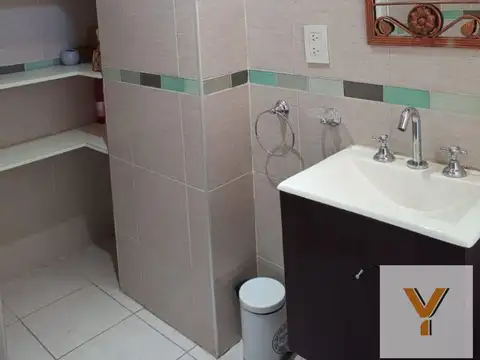 Ayacucho e/ Vicente Lopez y General Las Heras