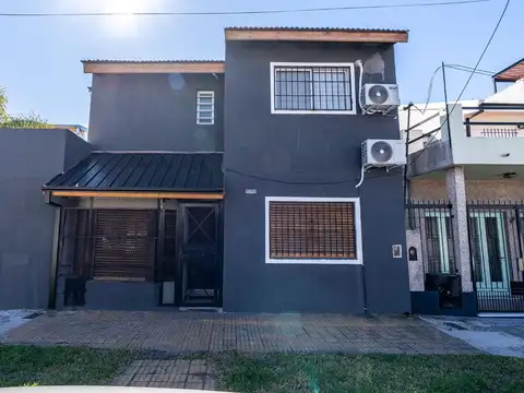 VENTA CASA SARANDÍ 4 AMB + PILETA + COCHERA