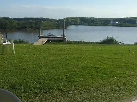 Genial casa con amarra en venta y en alquiler en el barrio Santa Mónica.