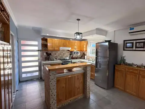 138 y 501 - CASA EN VENTA CON LOCAL COMERCIAL