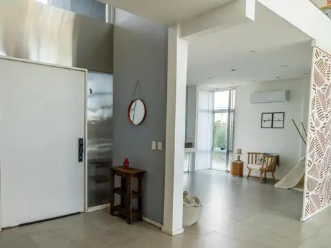 Casa en Venta con 4 cocheras