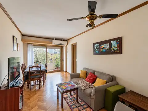 Departamento en Alquiler. Cuatro ambientes. Al frente. Con balcón. Espacio de cochera. Villa Crespo