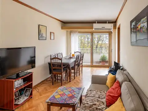 Departamento en Alquiler. Cuatro ambientes. Al frente. Con balcón. Espacio de cochera. Villa Crespo