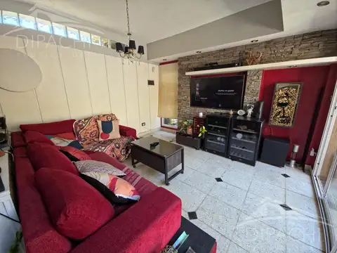 Complejo al frente con cochera y seis unidades habitacionales – Ideal inversión