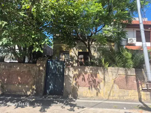 Casa antigua a refacc 3 amb con fondo libre LanúsO