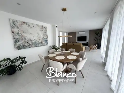 Casa en Alquiler con 1 cochera