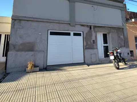 EN VENTA CASA 1 DORM C/GARAGE Y PATIO. BALLESTEROS