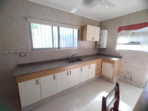 ALQUILA IMPECABLE PLANTA ALTA 4 DORM. - B° SUR