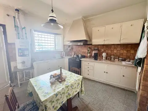 Casa 8 ambientes con 3 baños