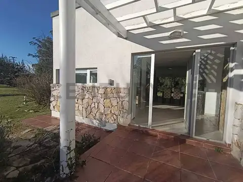 Casa en Alquiler con 2 cocheras