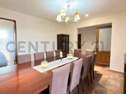Casa 8 ambientes con 3 baños