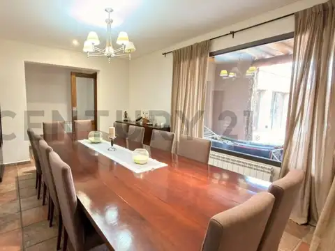 Casa en Venta con 3 cocheras
