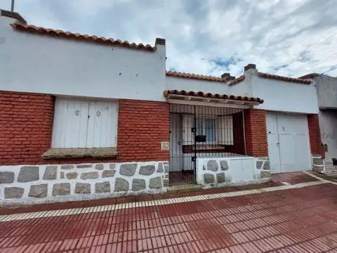 Chalet de 3 ambientes + chalet de 2 ambientes, ambos construidos en planta baja.
