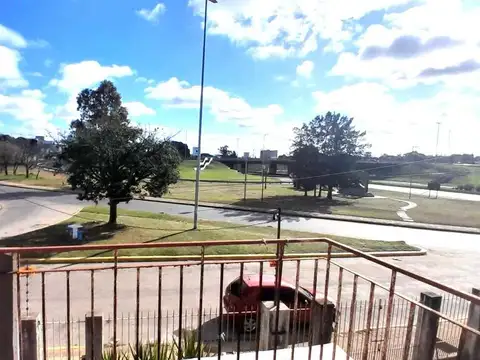 CASA AMERICANA, 5 AMBIENTES CON LOCAL CRUCE VARELA