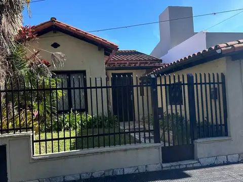 Casa con lote propio 3 dermitorios y garage