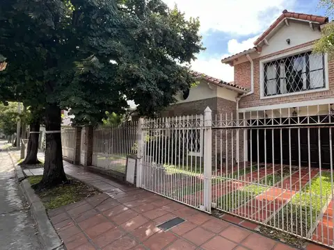 VENTA CASA  6 AMBIENTES - PISCINA - GARAGE 2 AUTOS - HAEDO
