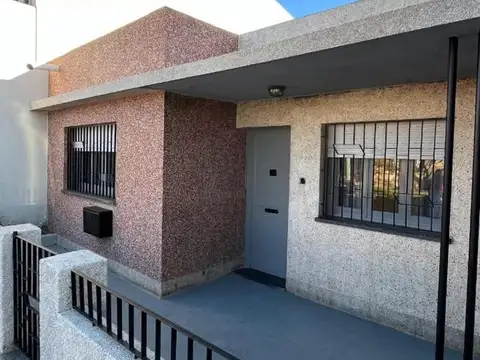 Casa en venta - 2 Dormitorios 1 Baño - Azcuénaga