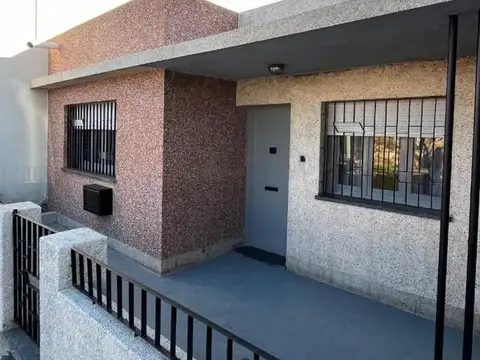 Casa en venta - 2 Dormitorios 1 Baño - Azcuénaga