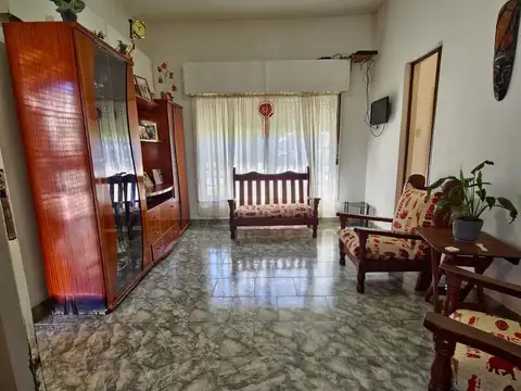 CASA 3 AMBIENTES - COCHERA -PATIO - PARRILLA