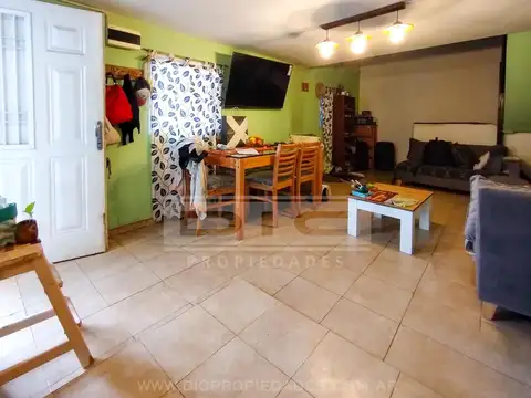 Casa 8 ambientes con 3 baños