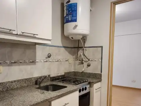 Monoambiente amplio.Balcón contrafrente.Cocina.Próximo subte