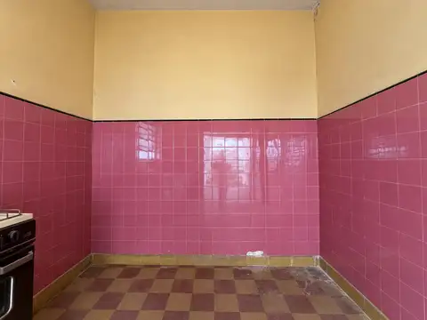 Casa de dos dormitorios con patio en La Florida. Ideal para reciclado