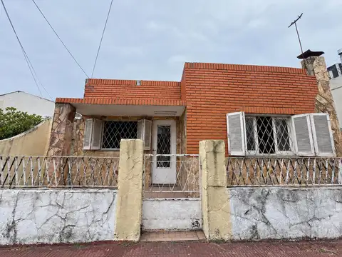 Casa de dos dormitorios con patio en La Florida. Ideal para reciclado