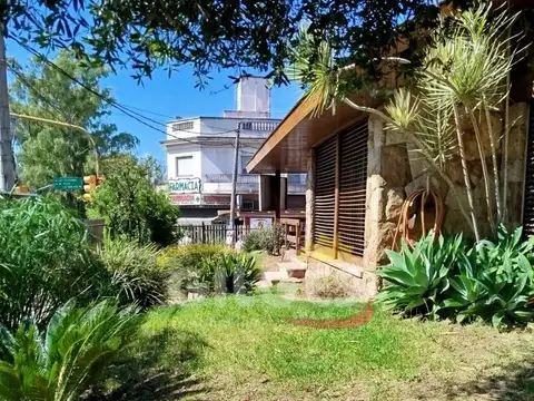 Casa en Alquiler con 2 cocheras