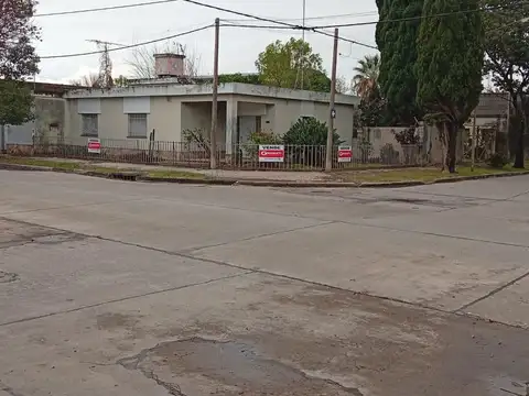 Casa en esquina sobre importante Terreno