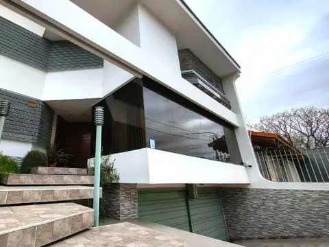 Casa de Categoría en Dorrego Guaymallén | 4 Dormitorios y Cochera Doble | Apto Profesional/Comercial